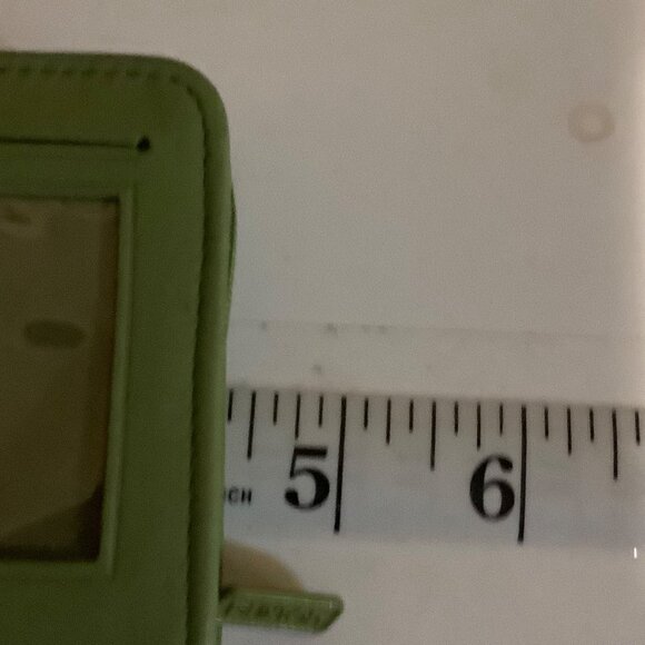 Buxton Green Leather Wallet With ID Window & Zip Closure 4.25"x3.5" - Picture 4 of 7